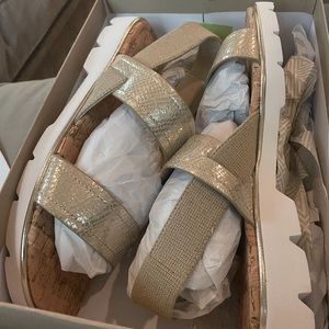 Womens NEW size 11 Donald Pliner sandals.   Comfy.   Great color